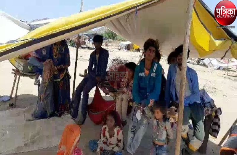 VIDEO : यहां आसमान तले दो माह से बिलख रहे बच्चे