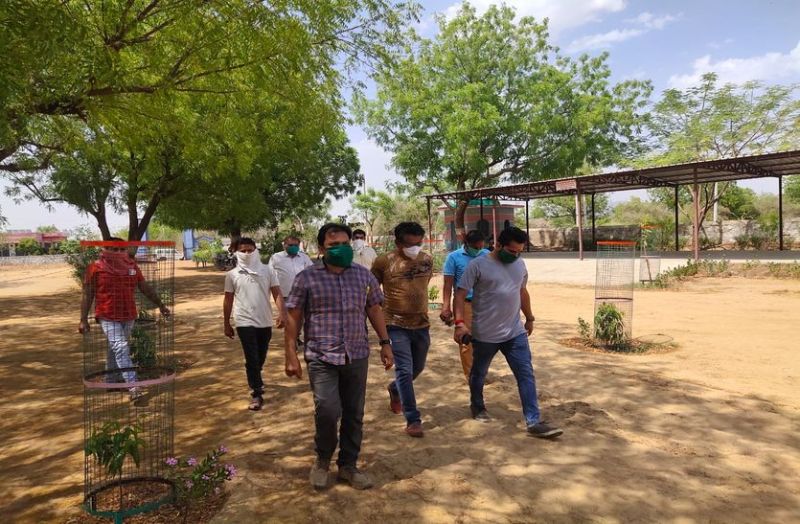 विकास अधिकारी ने किया मनादर आइसोलेशन सेंटर का निरीक्षण