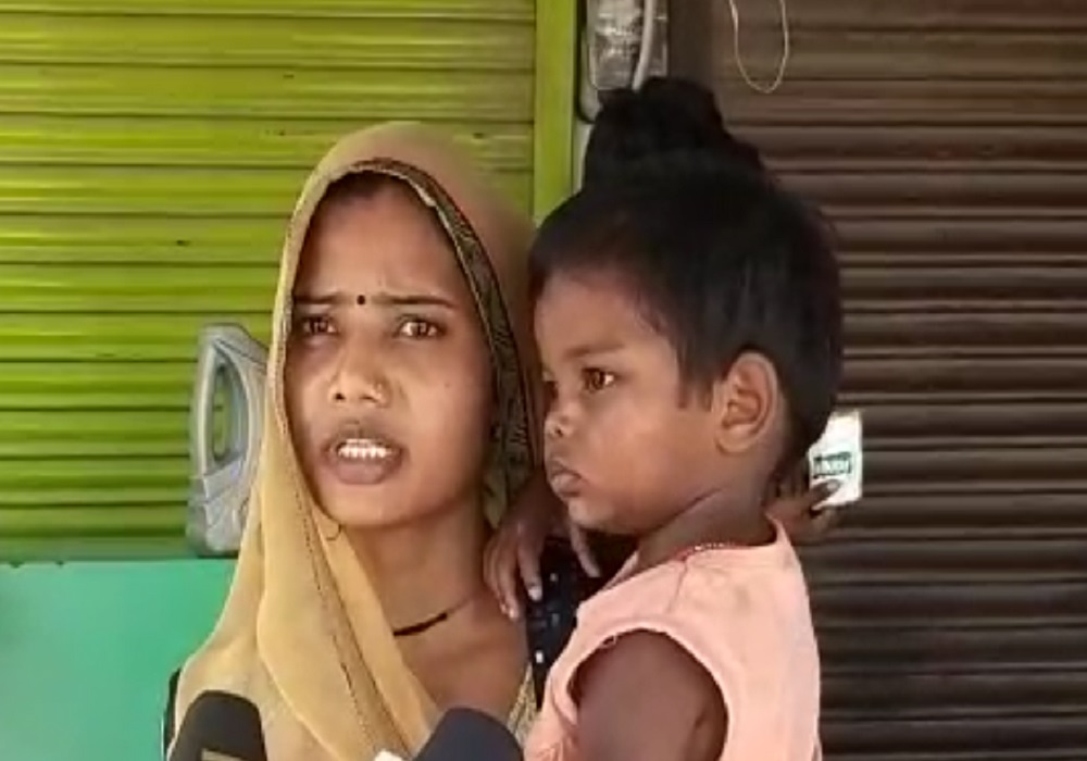 भूखे बच्चे को बेबस मां ने दूध की बोतल से पिलाया पानी, महिला ने सुनाई आपबीती