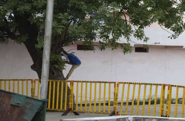 मनाही के बावजूद घर से बाहर सड़क पर घूम रहे सदर वासी