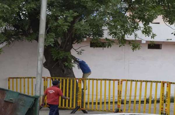 मनाही के बावजूद घर से बाहर सड़क पर घूम रहे सदर वासी