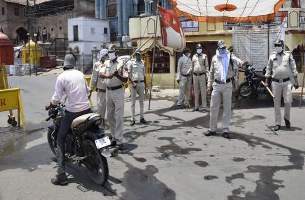 टोटल लॉकडाउन के दौरान प्रशासन ने दिखाई सख्ती