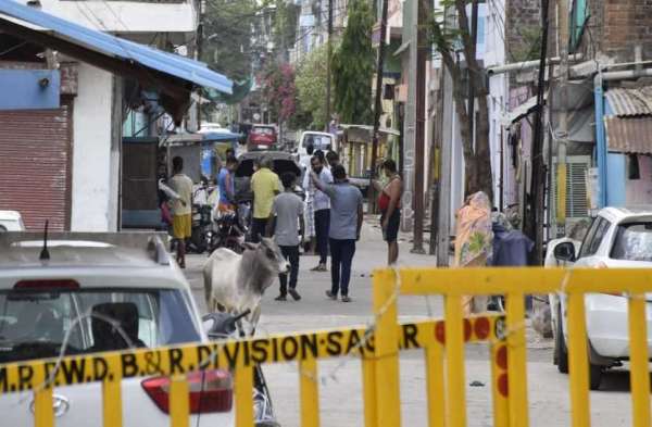 मनाही के बावजूद घर से बाहर सड़क पर घूम रहे सदर वासी