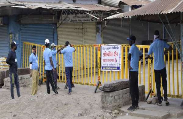 मनाही के बावजूद घर से बाहर सड़क पर घूम रहे सदर वासी