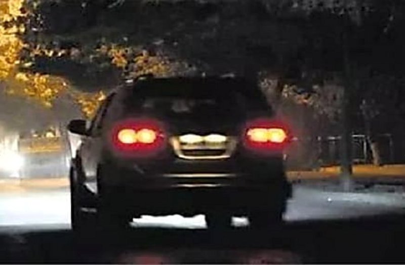 आधी रात कॉलोनी में डांसिंग कार देखकर मच गया हड़कंप, पुलिस ने कांच से देखा तो युवक और युवती...