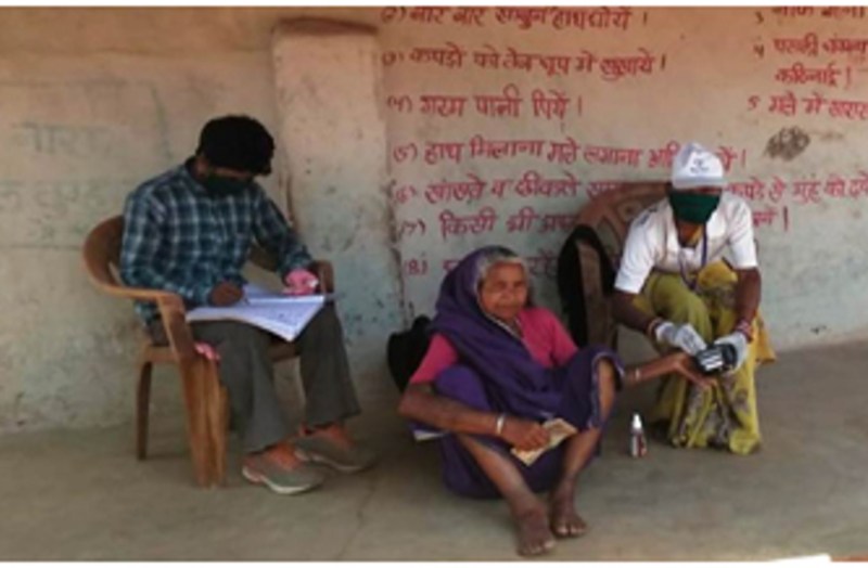 खुद की परवाह किए बिना कोरोना के इस संकट काल में ये कोरोना वारियर्स घर-घर पहुंच दे रही बैंकिंग सुविधाएं