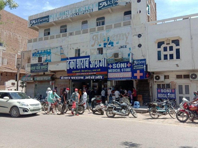 मिठाई के शौकीनों पर लगा लॉक, शराब ठेकों की मौज