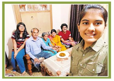 घर पर केक काटकर कराया फोटो सेशन