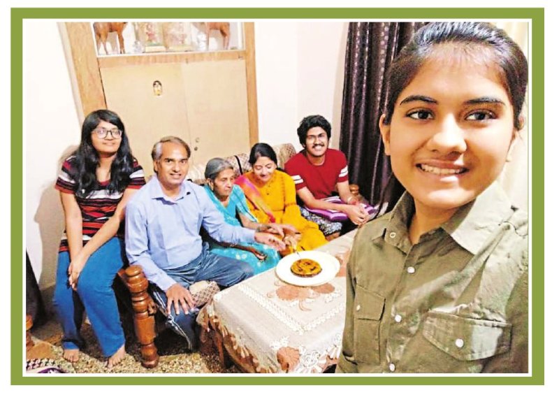 घर पर केक काटकर कराया फोटो सेशन