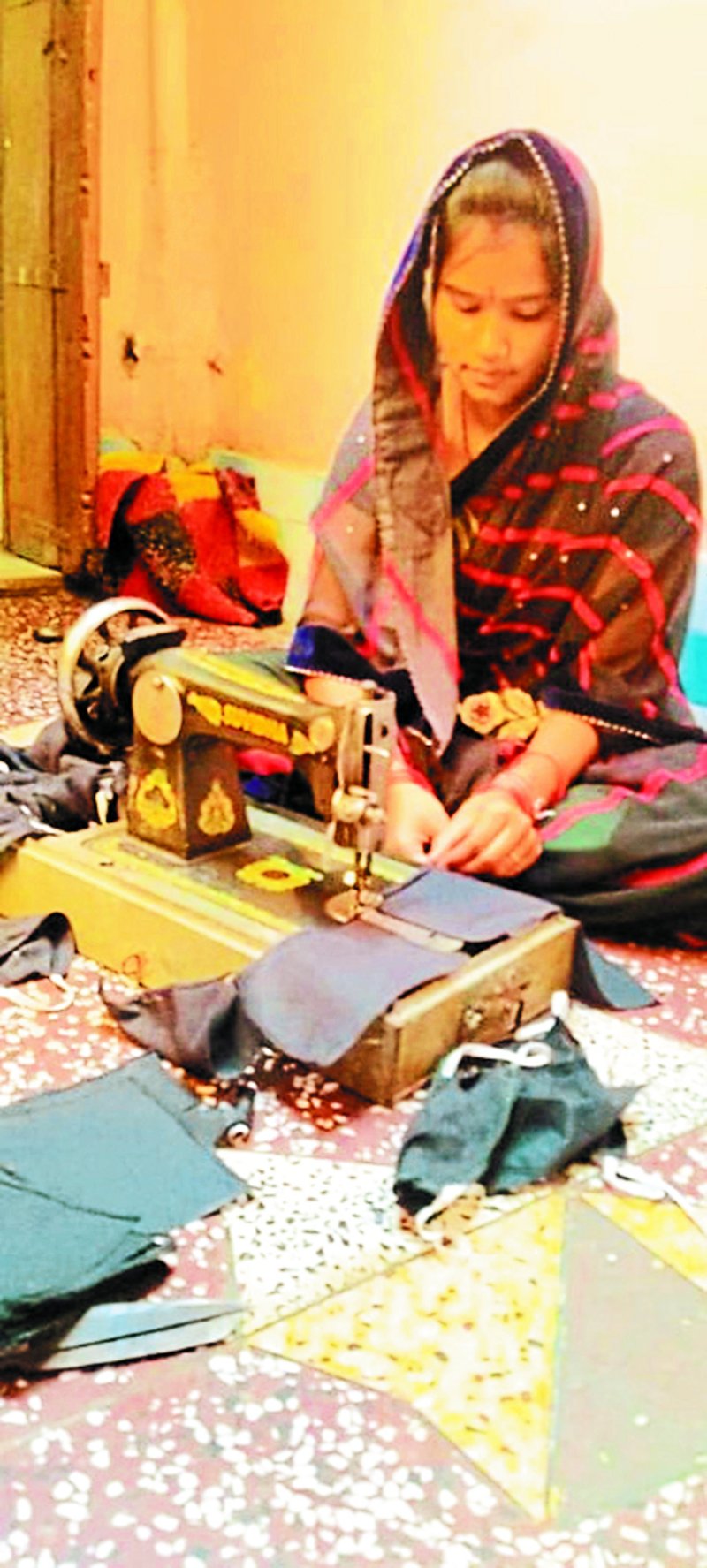 सुरक्षा ड्यूटी तैनात पति के घर न आने पर, बनाए मास्क