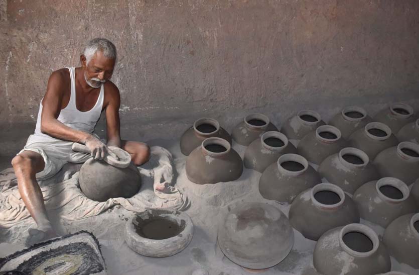 पारम्परिक धंधे को कोरोना के झटके, अब कहां से आएंगे मटके