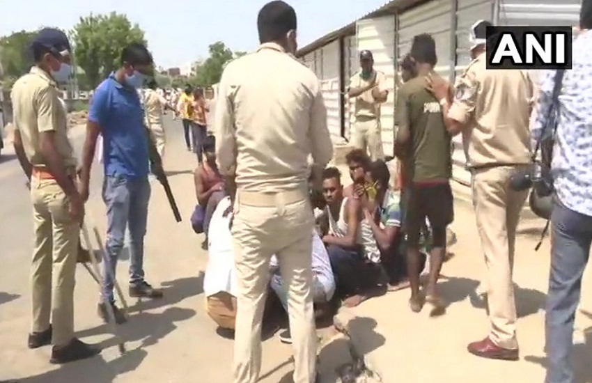 हरियाणा, गुजरात, दिल्ली की सीमा पर हजारों प्रवासी मजदूर जमा, अहमदाबाद में पुलिस
से झड़प