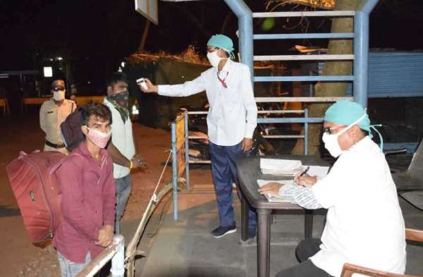 ग्रामीण बोले- संक्रमण से बचाव के लिए जरूरी है सोशल डिस्टेंसिंग, देना चाहिए पैकेट