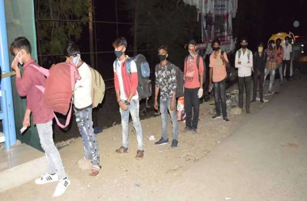 ग्रामीण बोले- संक्रमण से बचाव के लिए जरूरी है सोशल डिस्टेंसिंग, देना चाहिए पैकेट