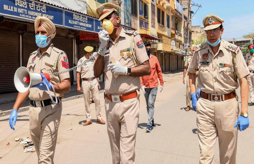 पाबंदियों को हल्का नहीं केवल बढ़ा सकते हैं राज्य: केंद्र