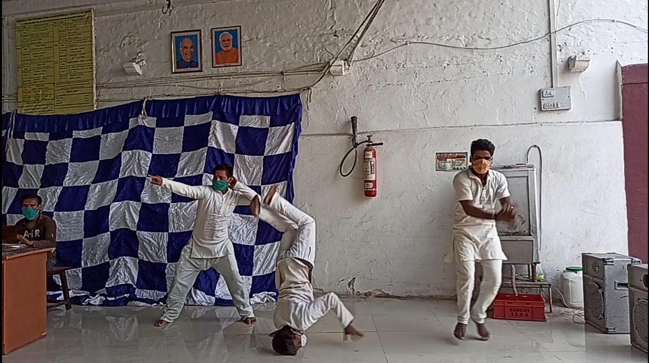 कोरोना हराकर लौटे साथियों का नाच-गाकर स्वागत