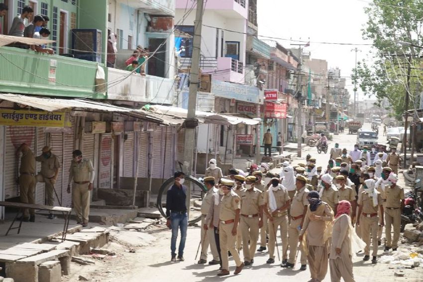 दौसा में दो बजे बाद खुली दुकानों को कराया बंद
