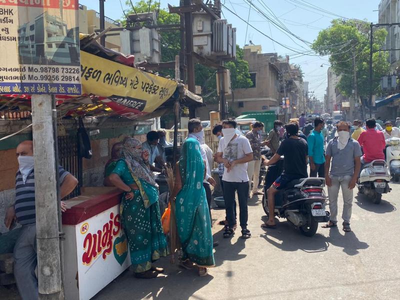 lockdown 4.0: राजकोट में जनजीवन फिर पटरी पर, बाजारों में लौटी रौनक, पान के गल्लों पर दिखी भारी भीड़