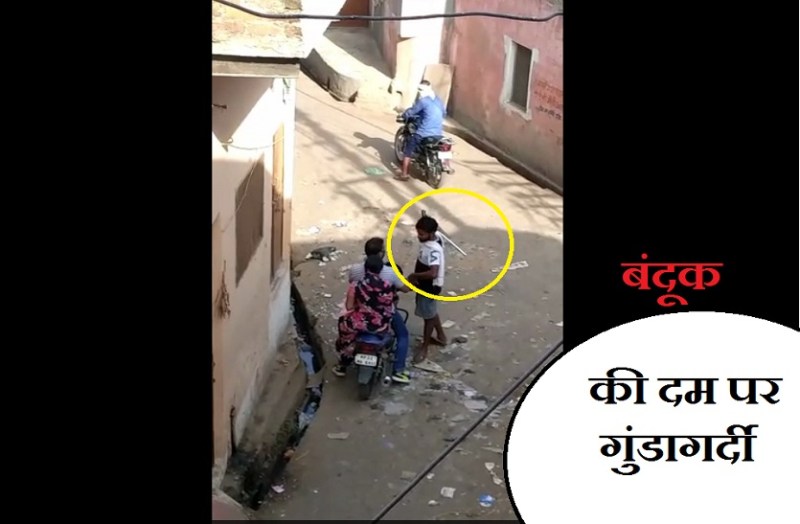 man threat people with gun in datia