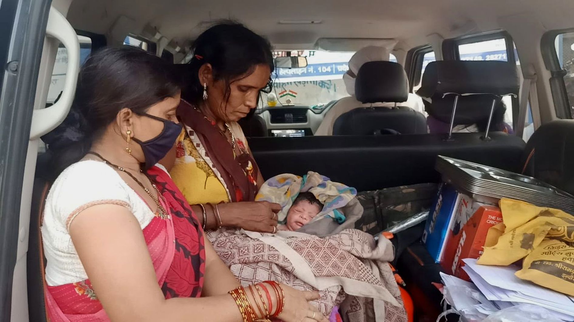  Labor woman delivery in bus