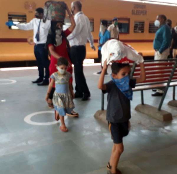 श्रमिक स्पेशल ट्रेन आई हिण्डौन, केरल से डेढ़ हजार राजस्थानी लौटे अपने ‘देस’