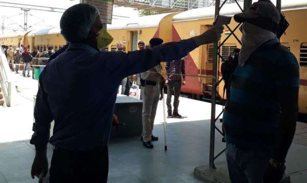 श्रमिक स्पेशल ट्रेन आई हिण्डौन, केरल से डेढ़ हजार राजस्थानी लौटे अपने ‘देस’