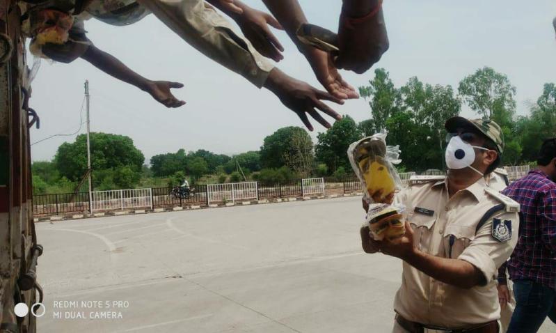 SP arrived to give relief after seeing workers' foot blisters
