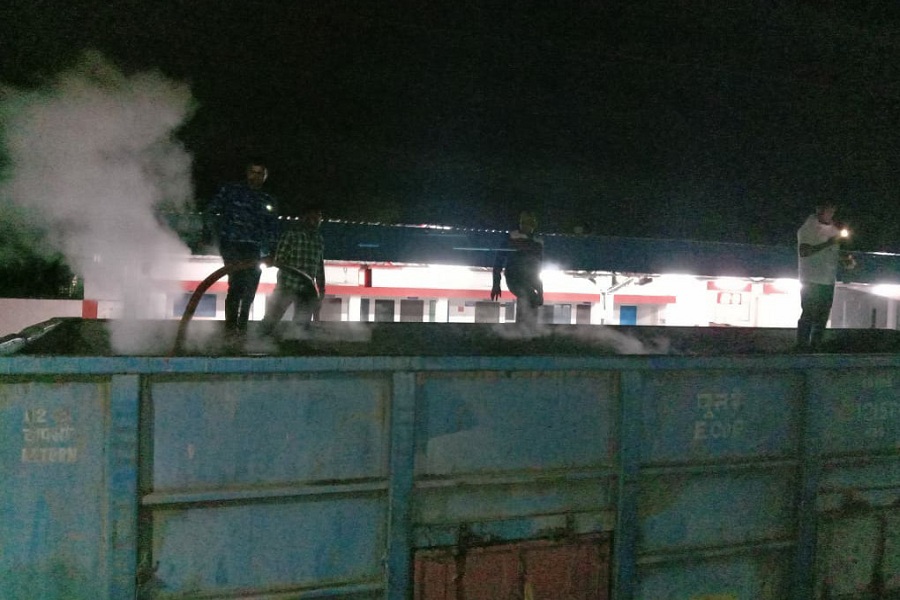 मालगाड़ी में लगी आग पटौदी रोड़ रेलवे स्टेशन पर आग पर पाया काबू