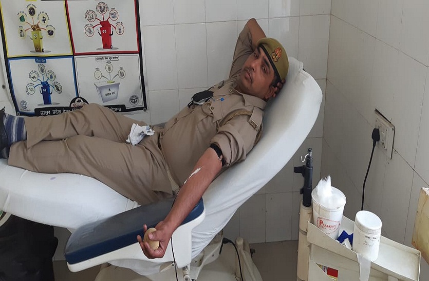 कोरोना कर्मवीर: यूपी 112 पर तैनात सिपाही ने रक्तदान कर बचाई महिला की जान