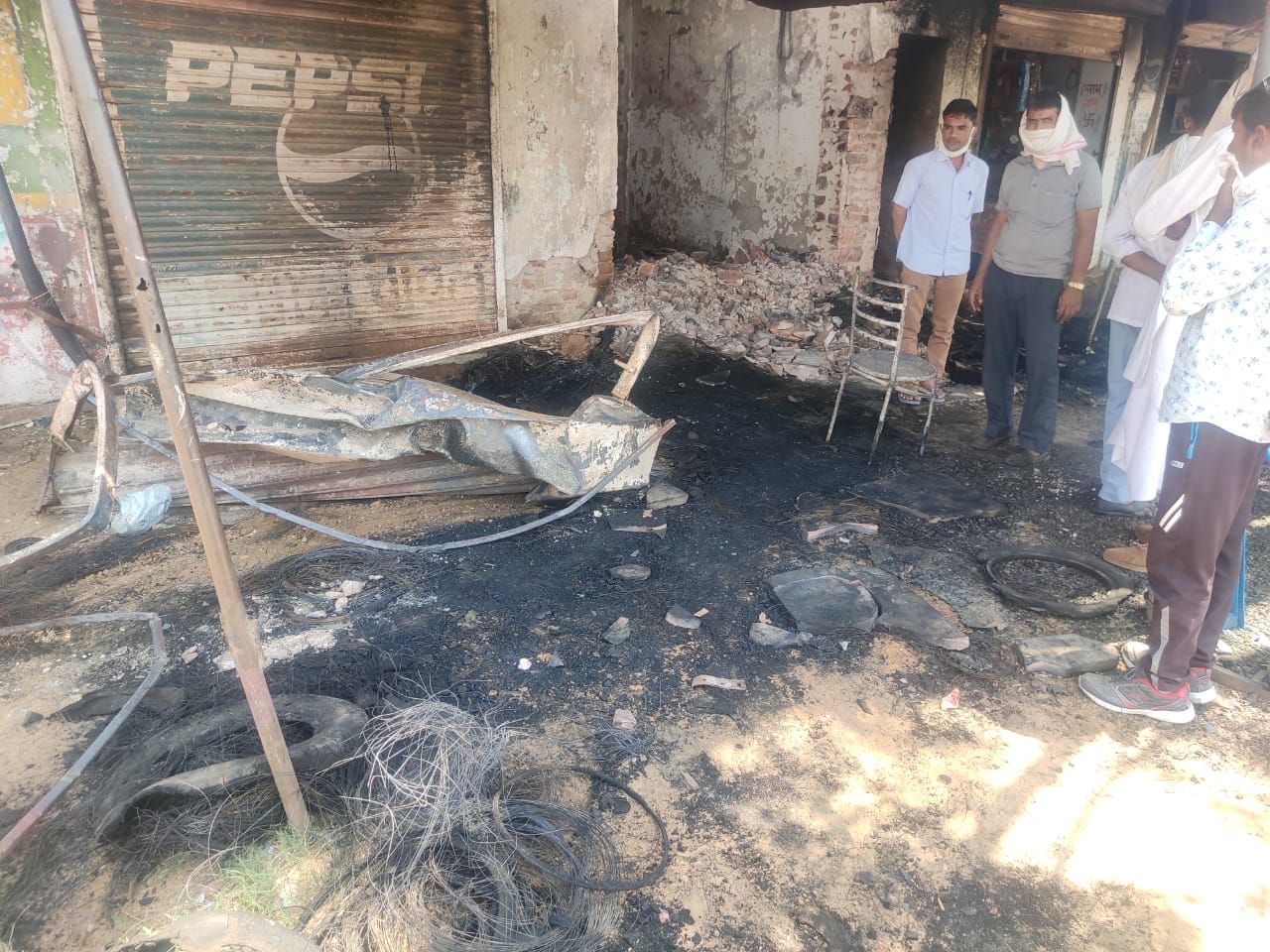 घर व दुकान में आग, हजारों रुपए का नुकसान, भैंस भी झुलसी