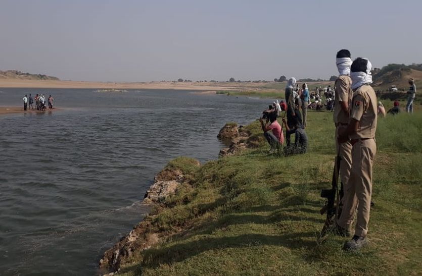 Chambal was hit by expensive youth drowned while taking bath