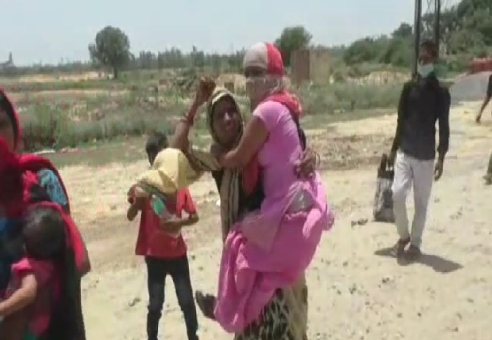 प्रवासी मजदूरों की मजबूरी, विकलांग बेटी को गोद में लेकर मां ने तय किया लंबा सफर