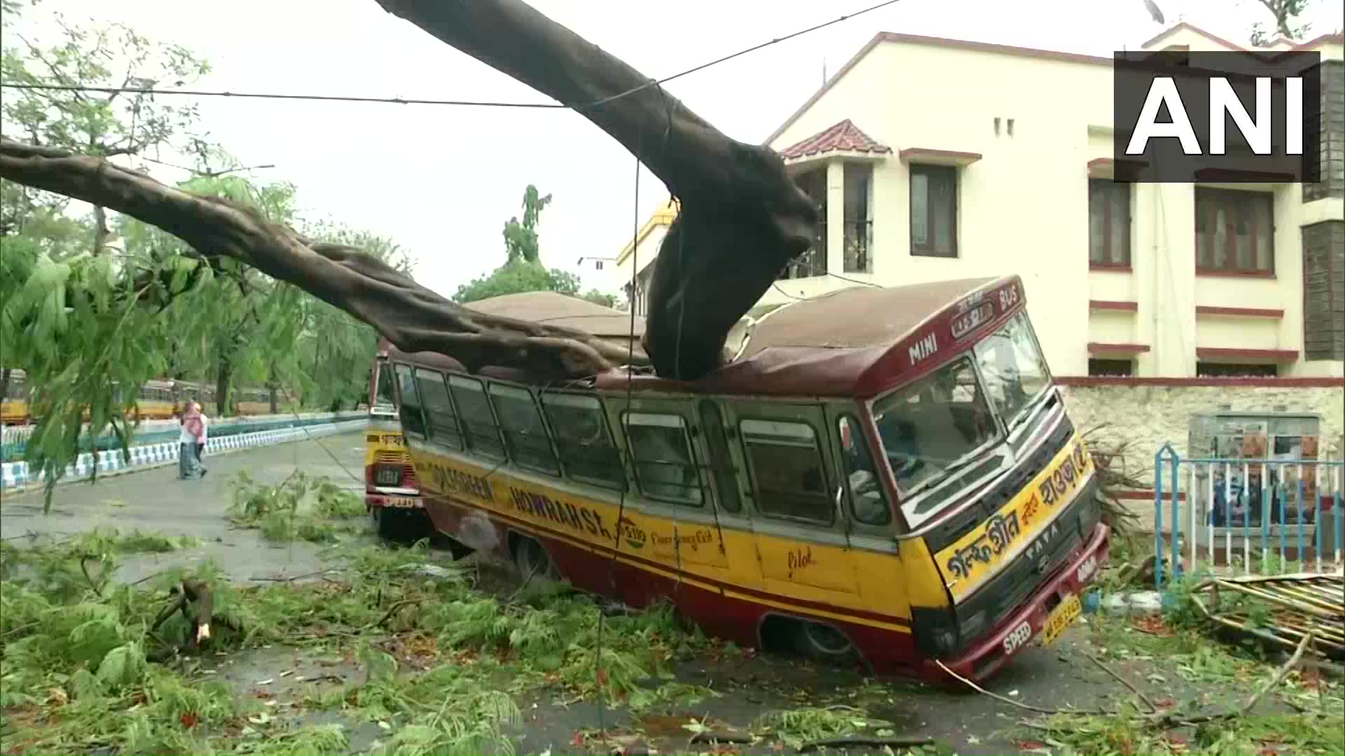 #CycloneAmphan: प. बंगाल और ओडिशा में चक्रवाती तूफान का कहर, पेड़, बिजली के खंभे
उखड़े, इमारतों को नुकसान, 12 की मौत