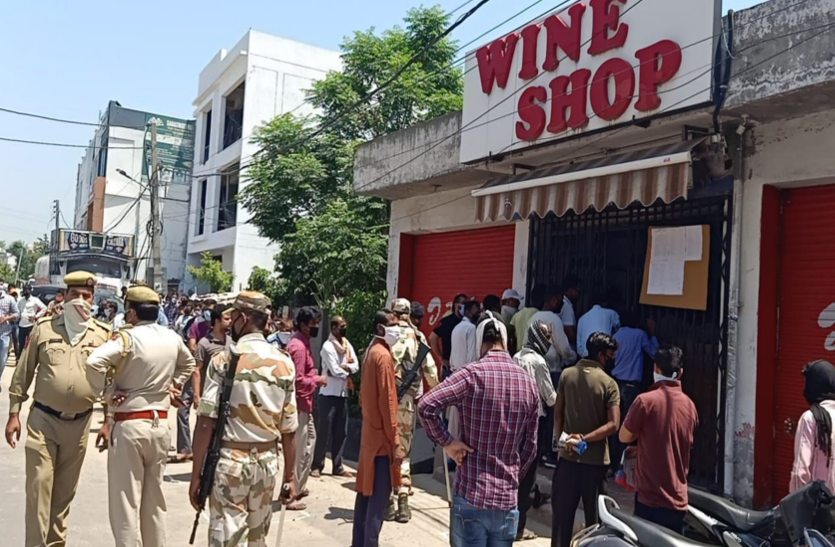 जम्मू-कश्मीर: 58 दिनों बाद खुली शराब की दुकानें, लंबी कतारों ने बयां की लोगों की तड़प!