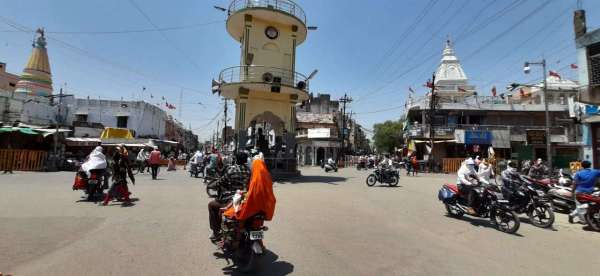 Market opened from 7 am to 7 pm, less crowded than lockdown