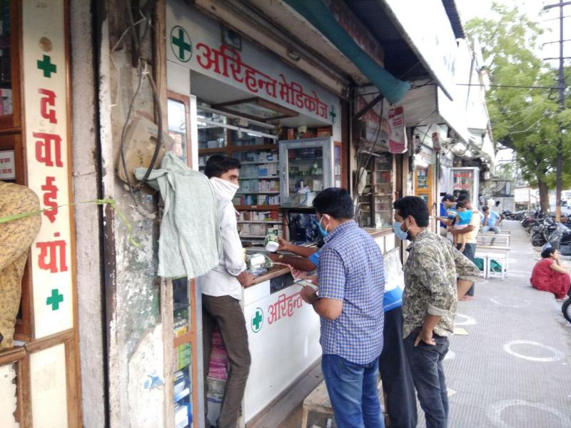 लॉकडाउन: बीमार नहीं हुए तो आधी हुई दवा की खपत