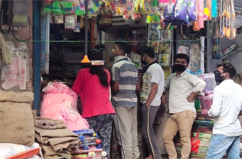 Social distance forgotten as soon as market opens, shopkeepers are not even paying attention