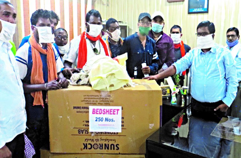 The Gol Bazaar retail vegetable vendor committee gave 500 pieces of masks and 500 pieces of sheets to the municipal corporation.