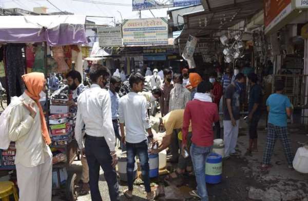 60 दिन बाद गुलजार नजर आए शहर के चौक और चौराहे, दुकान पर भी दिखाई दिए ग्राहक