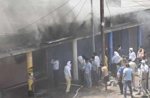 इलेक्ट्रॉनिक्स शॉप में आग लगने से सामान जलकर राख