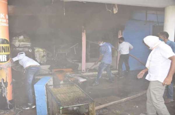 इलेक्ट्रॉनिक्स शॉप में आग लगने से सामान जलकर राख
