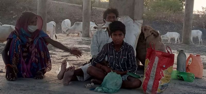 बिहार से पैदल आए मजदूरों को घर पहुंचाया