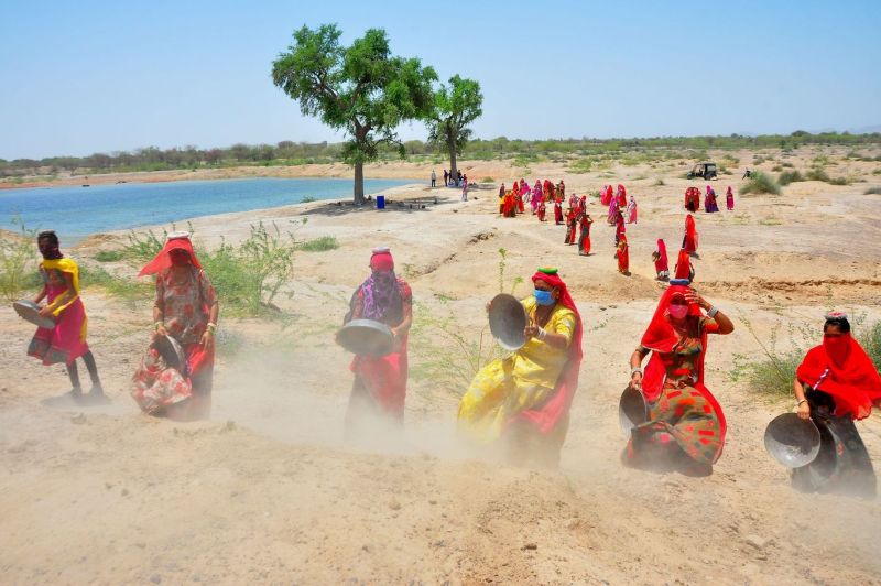 रोजगार की खुशी के बीच चेहरों पर मास्क का साया, सोशल डिस्टेंस भी मन भाया