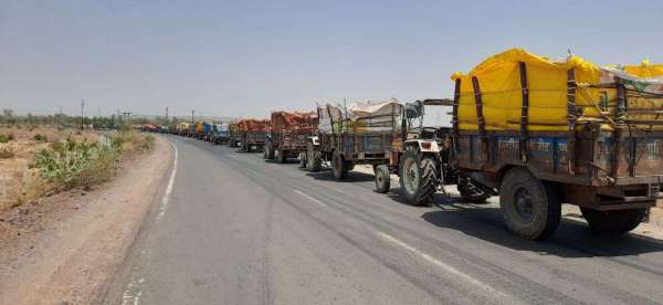 8 km long tractor queues in the rainy fields, farmers heat in the sun