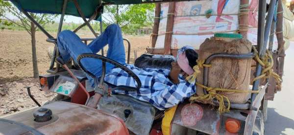 8 km long tractor queues in the rainy fields, farmers heat in the sun
