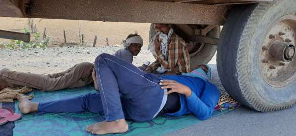 8 km long tractor queues in the rainy fields, farmers heat in the sun