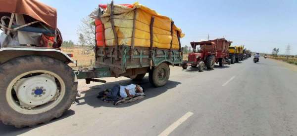 8 km long tractor queues in the rainy fields, farmers heat in the sun