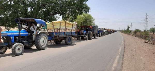 8 km long tractor queues in the rainy fields, farmers heat in the sun