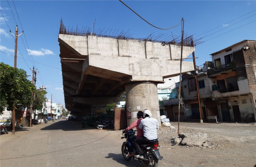 Construction of both the bridges of the city stopped