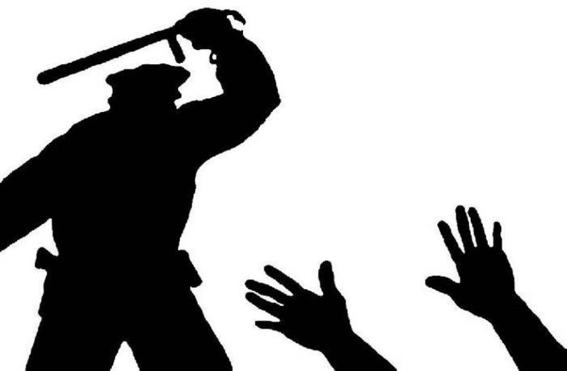 In-charge of the police station in-charge, abused the woman drunk and also assaulted her 